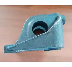 Б/У Кронштейн підвісного підшипника правої півосі Opel Vivaro (2000-2006) 2.5dci 8200049238 Б/У Кронштейн підвісного підшипника правої півосі Opel Vivaro (2000-2006) 2.5dci 8200049238